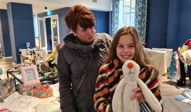 <p>De tienjarige Sara zielsgelukkig met 'Flappie', gemaakt door Ria Kleiber (links).</p>
