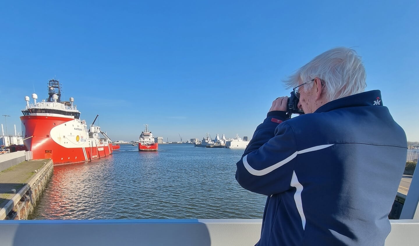 Paul Schaap druk aan het fotograferen in de Helderse haven.