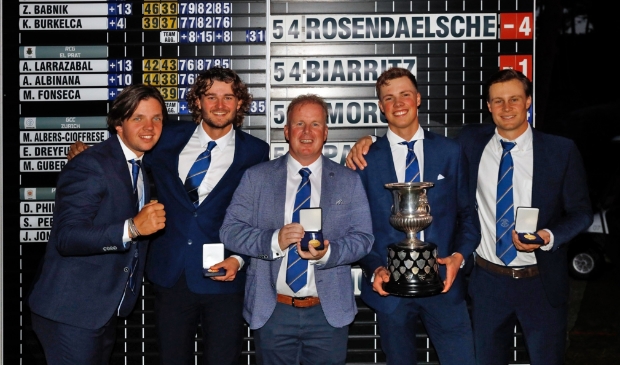 Het winnende team van de Rosendaelsche viert de titel. Vlnr: Ché de Bake, Kiet van der Weele, coach John Boerdonk, Rick Hessing en Floris Veth. (Foto EGA) 