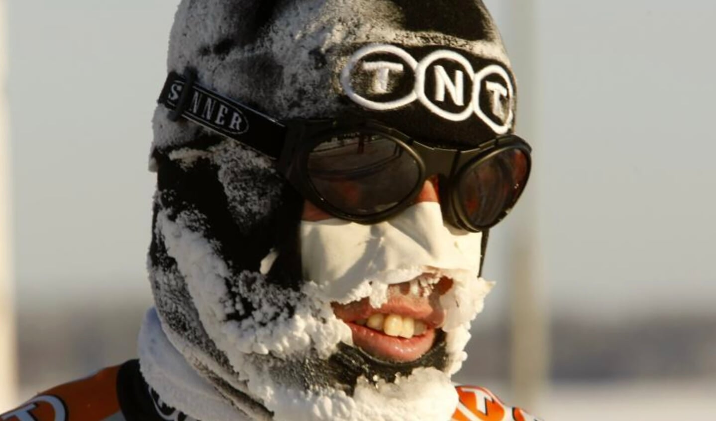 Kurt Wubben pal na zijn finish in Kuopio, het gezicht bedekt met ijs. ,,Koud? Nee, ik heb het eigenlijk helemaal niet koud gehad.’’ Hij was de enige. (Foto’s Timsimaging)