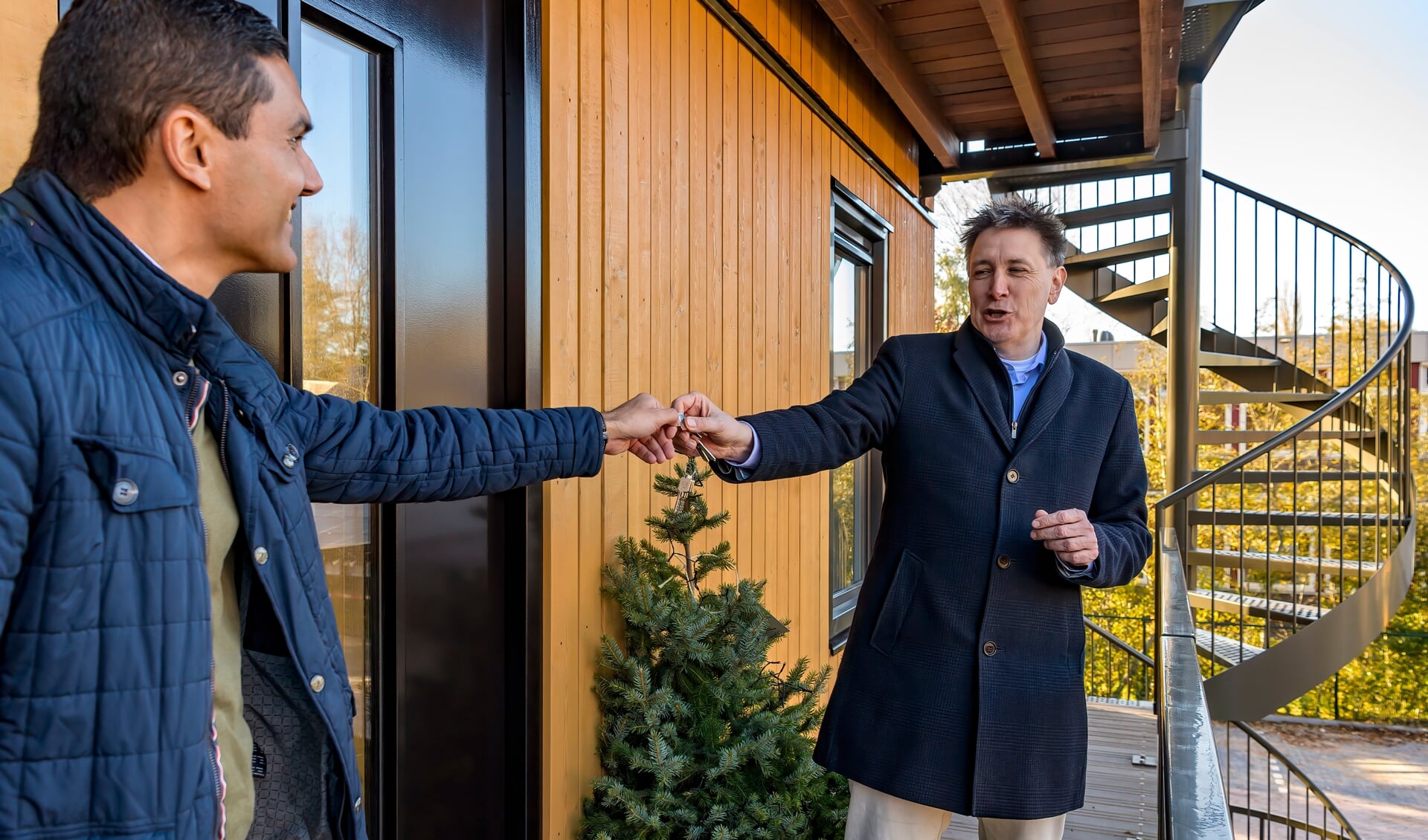 Wethouder Ton van Nieuwkerk nam de honneurs waar voor wethouder Theo van Eijk en gaf de sleutels aan Stefan van Schaik van Wooncompagnie, de verhuurder van de sociale huurwoningen.  