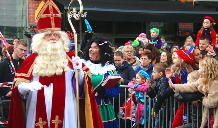 Sinterklaas komt aan op het Rijnplein. “Het was heel spannend, maar ik ben blij de Sint er weer is.” 