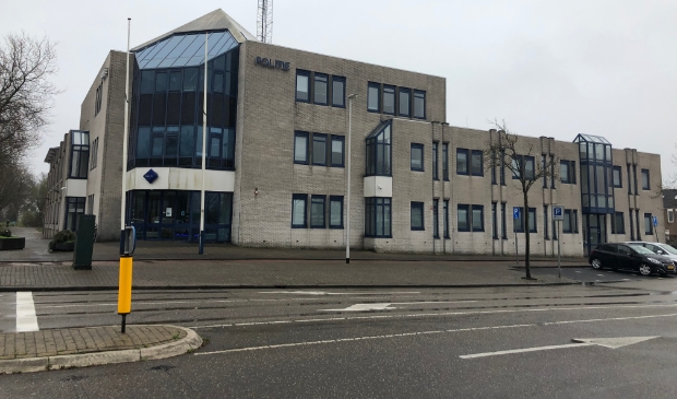 <p>Het verlaten politiebureau aan de Waterlandlaan kan mogelijk gaan dienen als huisvesting. </p>