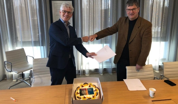 <p>Guido Scholtens, directeur Scholtens Projecten (links) en wethouder Theo Groot tekenen een intentieovereenkomst. </p>