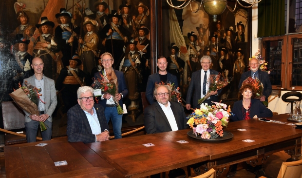 <p pstyle="PLAT">Staand v.l.n.r.: Robert Tesselaar (Opmeer), Dirk Kuipers (Medemblik), Samir Bashara (Hoorn), Jan Houtenbos (Koggenland), Rob Veenman (Hollands Noorderkwartier). Zittend: Dorus Luyckx (Enkhuizen), Jeroen Broeders (Drechterland), Lydia Groot (Stede Broec).</p>