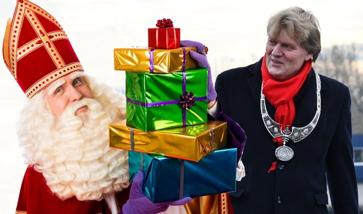 Onze burgemeester is zaterdag bewust niet bij het Sinterklaasfeest maar zag al wel een deel van de vele cadeaus die Sinterklaas bij zich heeft.     