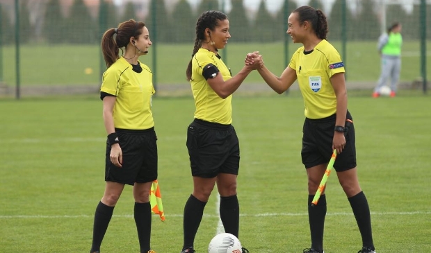 <p>De Obdamse Franca Overtoom (r) is als eerste vrouwelijke official aangesteld om te assisteren bij een wedstrijd in de Eredivisie.</p>