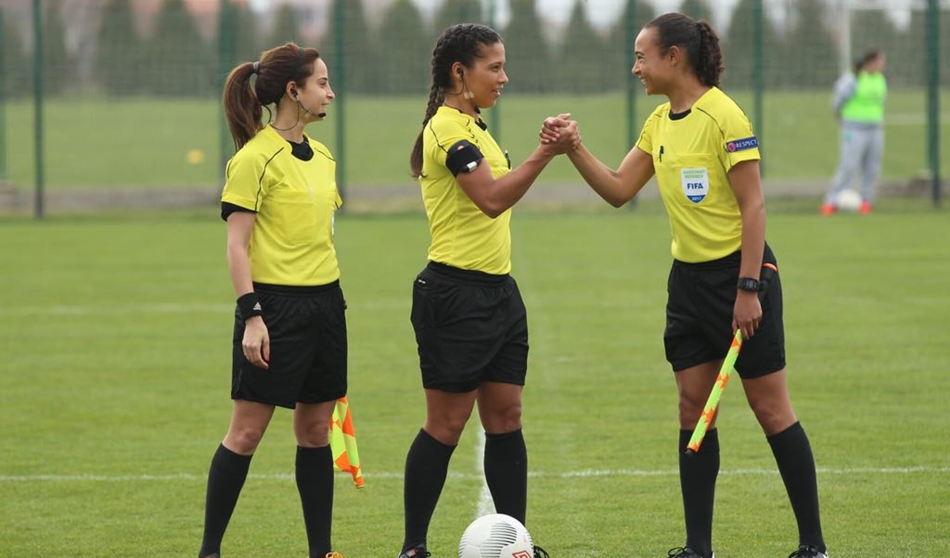 De Obdamse Franca Overtoom (r) is als eerste vrouwelijke official aangesteld om te assisteren bij een wedstrijd in de Eredivisie.