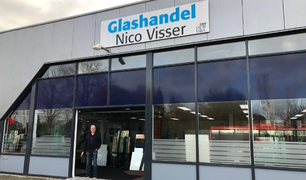 <p>Nico Visser voor zijn glashandel aan de Flevostraat. </p>