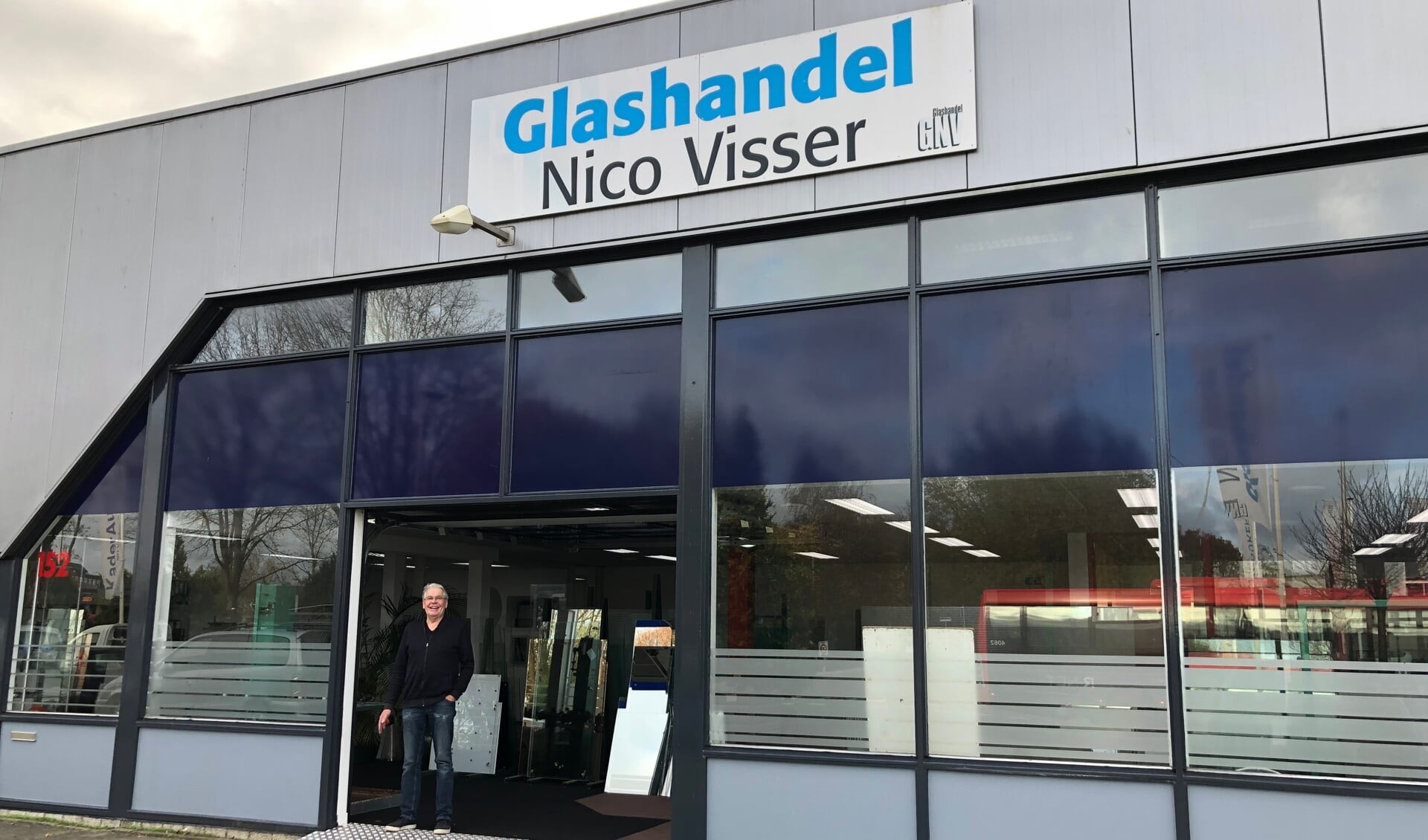 Nico Visser voor zijn glashandel aan de Flevostraat. 