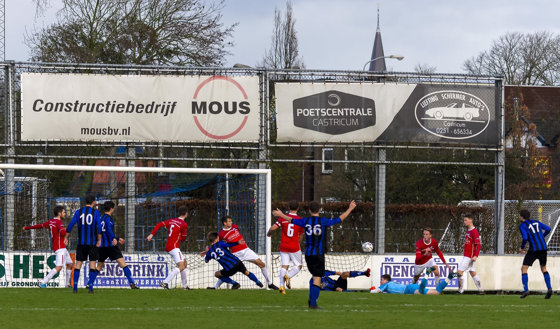 Vanaf de aftrap wist Vitesse de tegenstander flink onder druk te houden. 