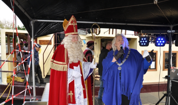 <p>Marianne Schuurmans verwelkomde Sinterklaas als vanouds.</p>