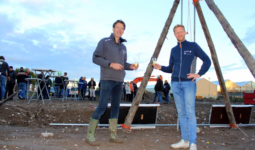 Siem Hoogeveen (li) en Bob Hoogerdijk brengen een toost uit op de nieuwbouw vol innovatie en duurzaamheid.