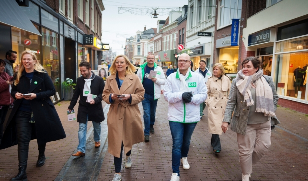<p>Met een aantal D66-leden in het centrum van Purmerend. Tweede van links Mark Intres. </p>
