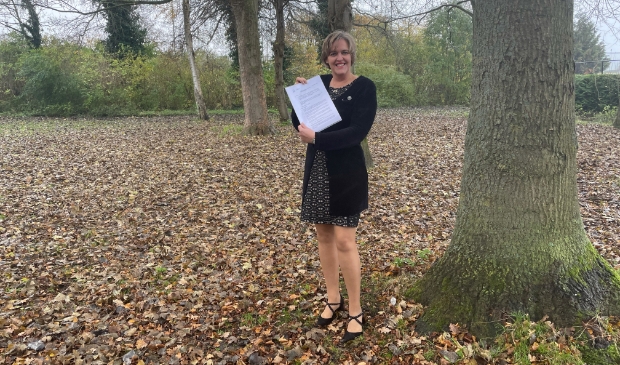 <p>Wethouder Yvonne Roos-Bakker op locatie na het tekenen van de overeenkomst. </p>