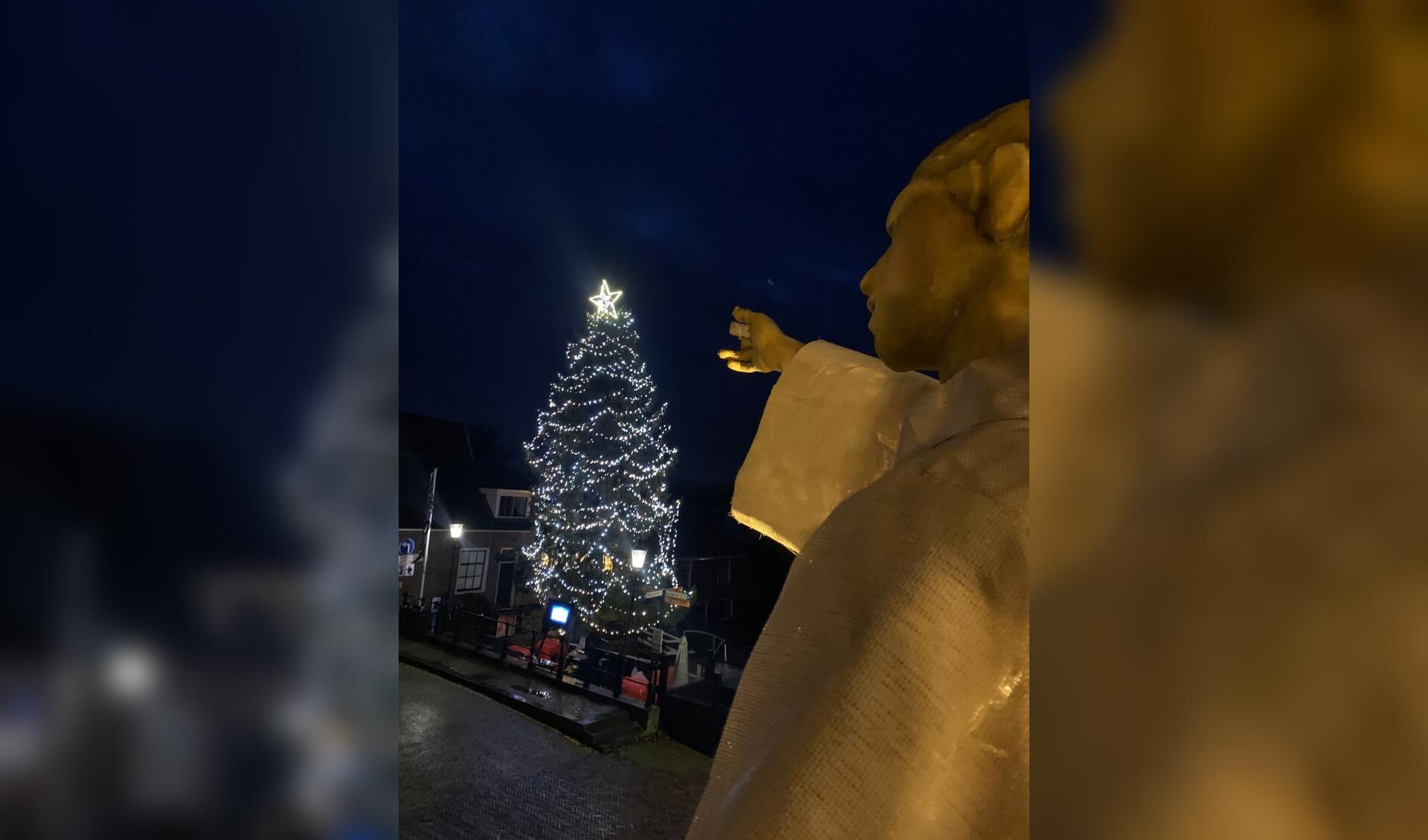 Traditiegetrouw gaat, met de plaatsing van de kerstboom op de Middendam in Monnickendam, ook de Sterren Stralen Actie van Rotaryclub Monnickendam van start.  