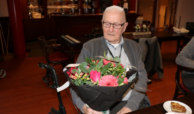 <p>Henk is een beetje beduusd door het mooie boeket, wat hij kreeg van de wedstrijdleider.</p>