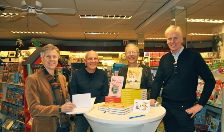 De vier auteurs tijdens een signeersessie bij Boekhandel Jaspers.