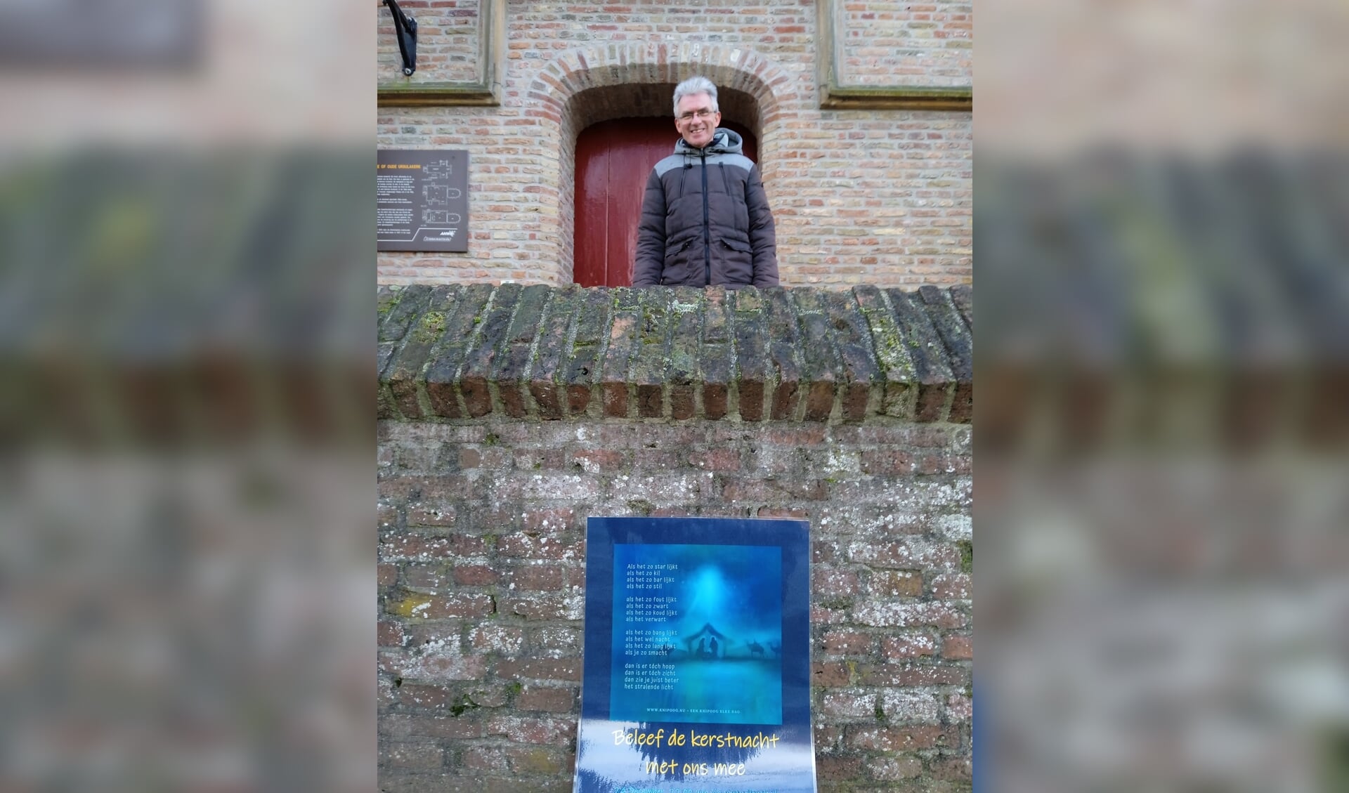 Voor de deur van de Oude Ursulakerk in Warmenhuizen. 