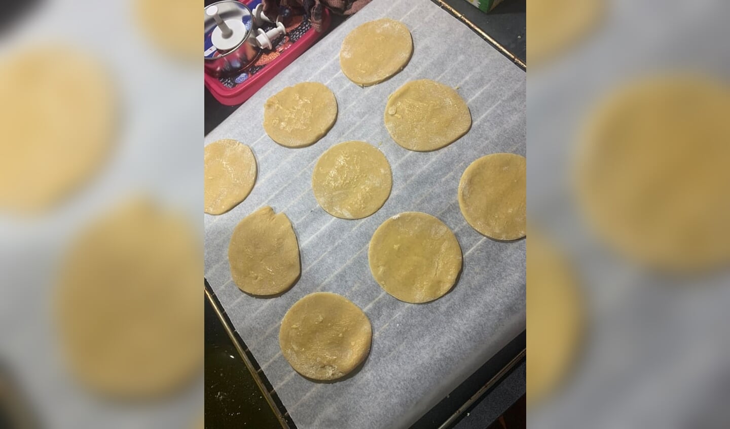 De koekjes worden na het bakken ook nog versierd.