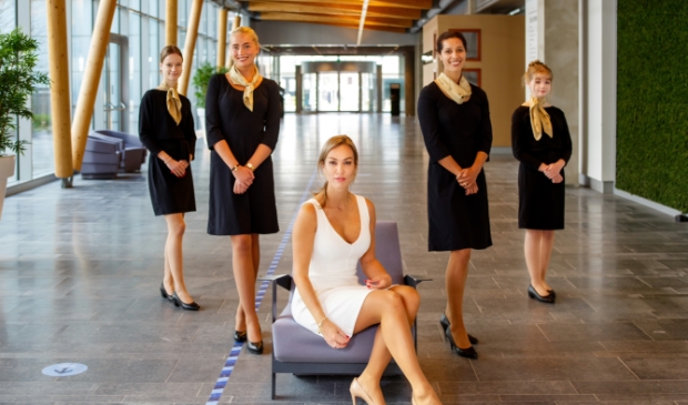 Directeur Laura van Dijk met de gedreven studenten van het Laurentius College.
