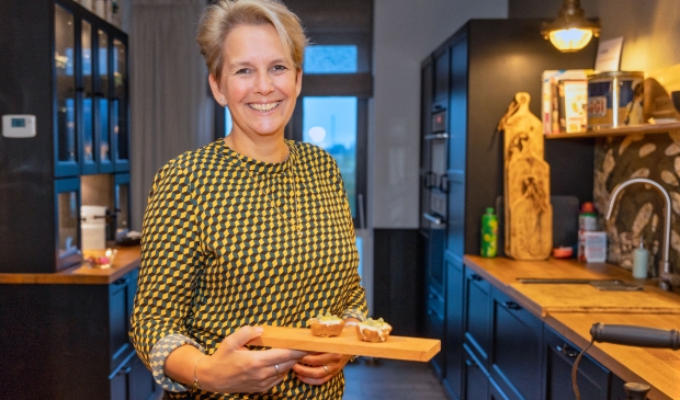 <p>Trots toont Marijke het winnende gebakje: haar 'akkertje'.</p> 