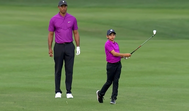 Tiger Woods en zoon Charlie in actie in het PNC Championship. 