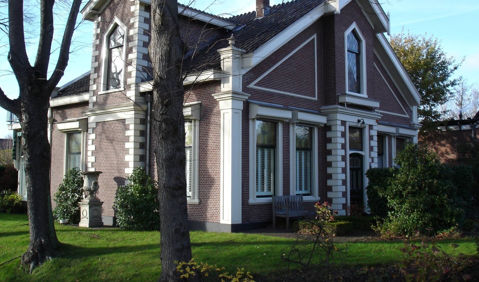 De fraai gedecoreerde woning aan het Zuideinde 32 werd zeer waarschijnlijk gebouwd door meester metselaar Johannes Roozenboom.