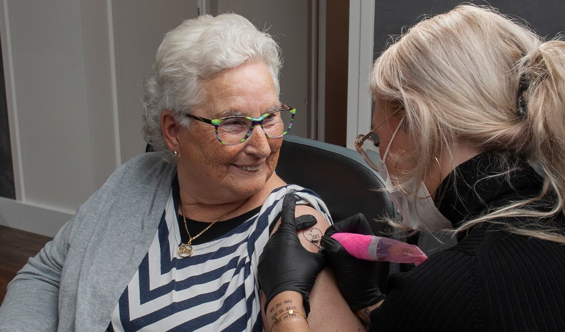 Naar eigen zeggen heeft mevrouw Hart 'vreselijk gelachen' tijdens het zetten van de tattoo.