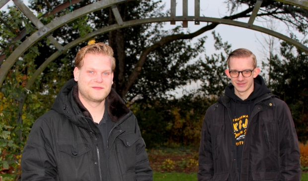 <p>Dillon van Houten (22, li) en Martin Blonk (21) zijn enthousiast over het horecavak, ondanks alle coronaperikelen.</p> 