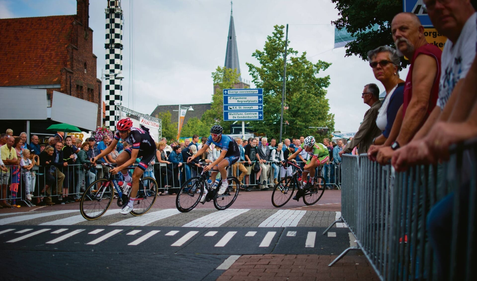 Ook dit jaar knallen de (prof)renners weer door de straten van Wateringen.