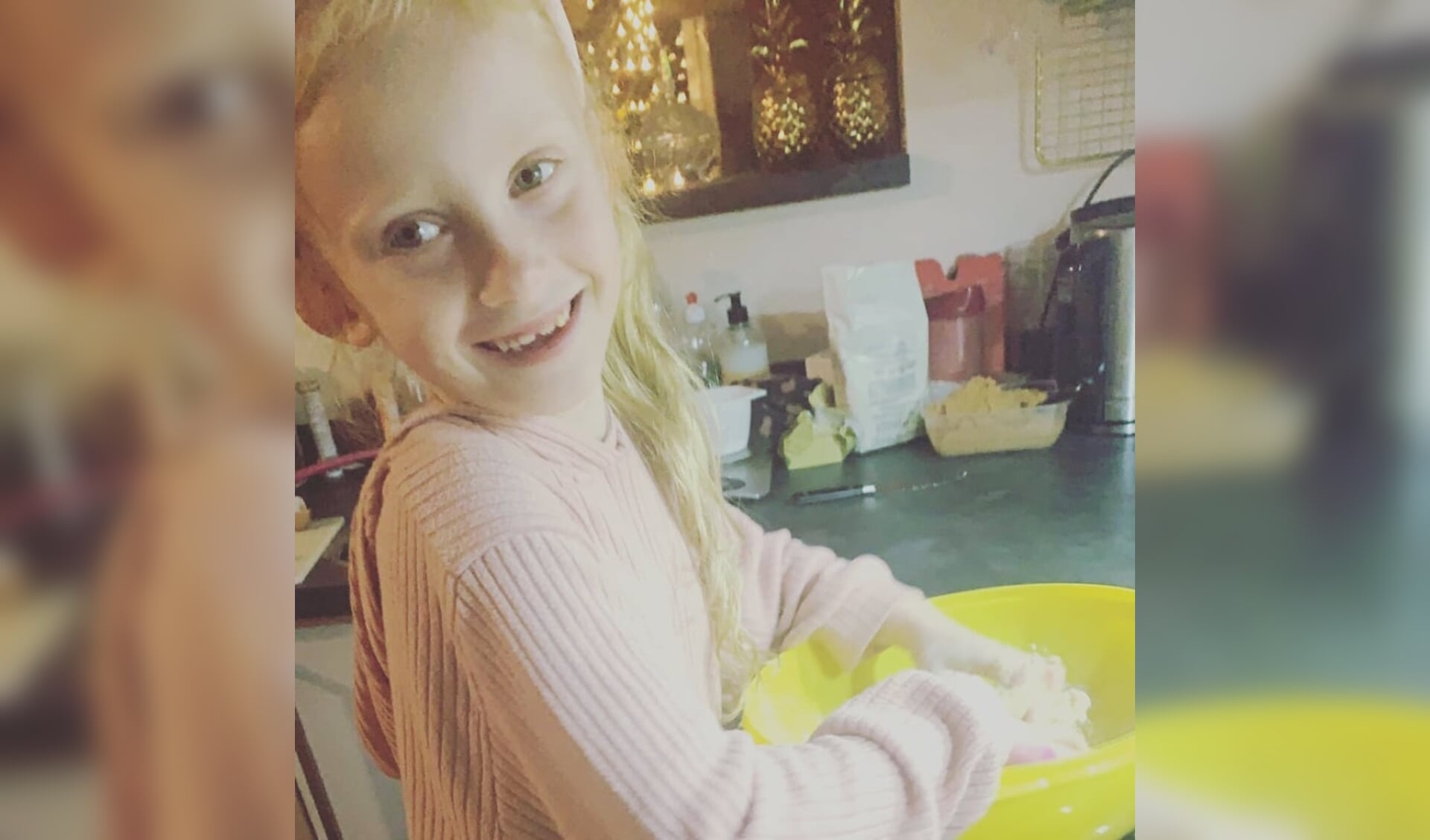 Fay Borsjes 6 jaar, bakt koekjes voor het goede doel.