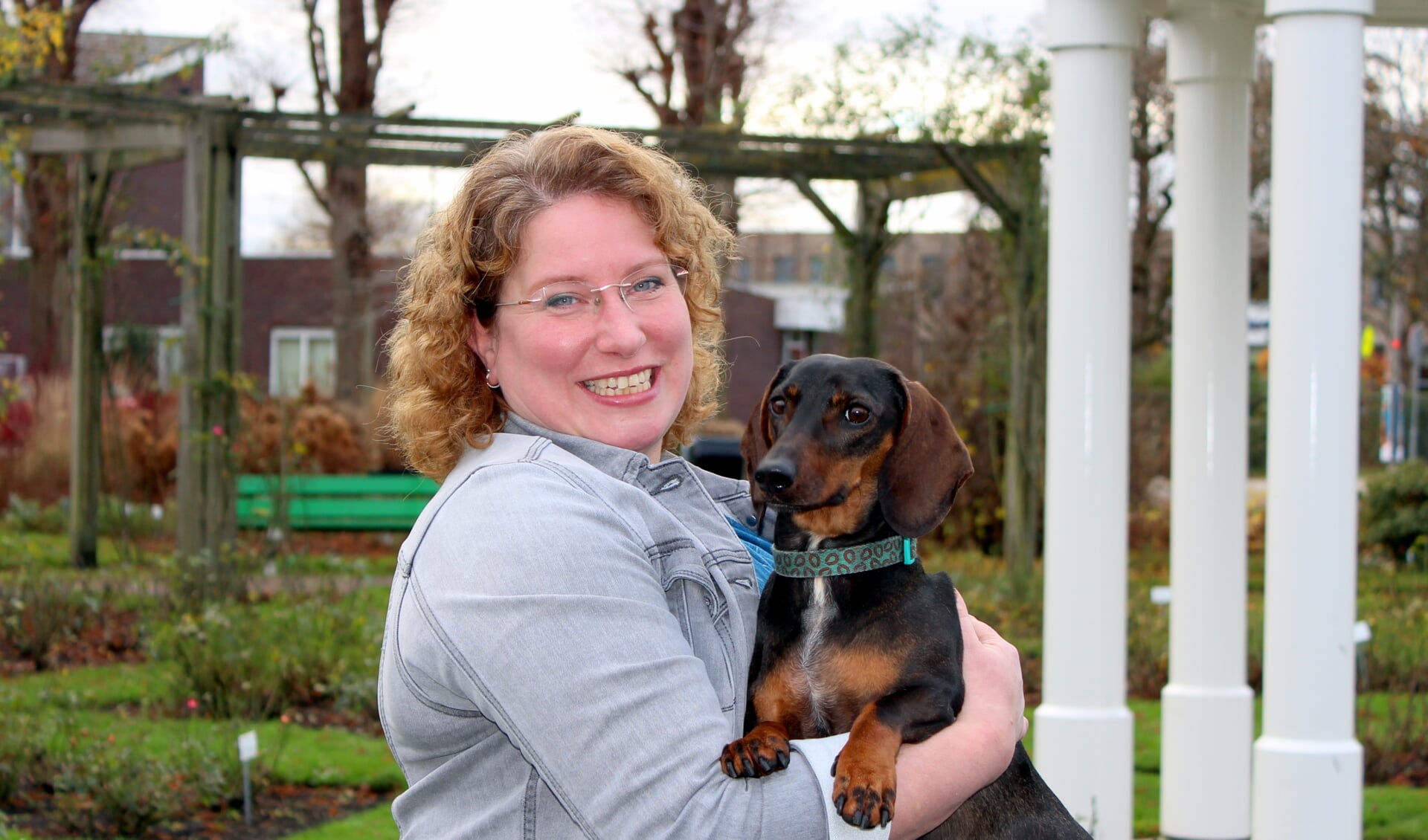 Renate Beijne (40) met hondje Willem. Ze is de nieuwe beheerder van Kinderboerderij De Contactweide en op zoek naar vrijwilligers.