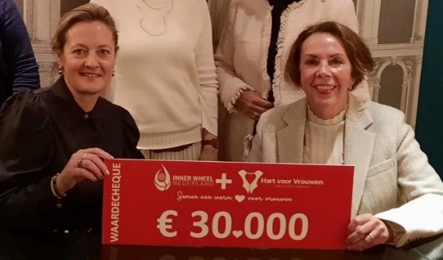<p>V.l.n.r.: Sandy Blaauwboer, Marije Reijs, Susanne Metelerkamp Cappenberg (allen lid van Inner Wheel Purmerend) en Angela Maas (initiator stichting Hart voor Vrouwen).</p>
