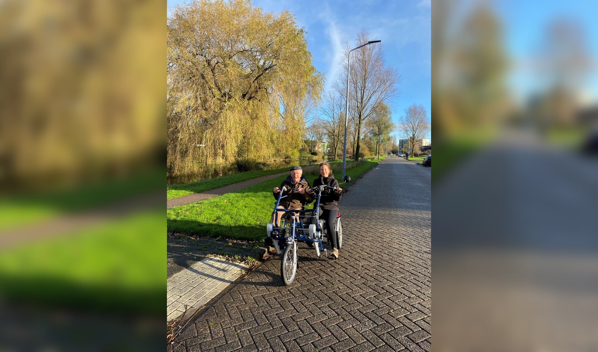 Marloes Oudeman met cliënt Dirk Hoogland op de nieuwe duofiets bij de Wilgenlaan.