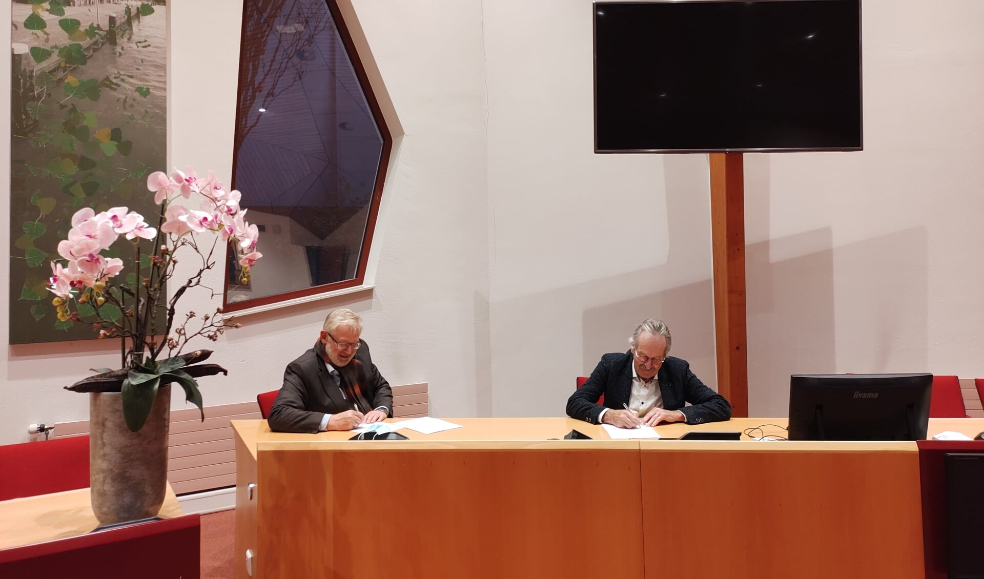 (v.l.n.r.) John van Nimwegen (WormerWonen) en wethouder Kees van Waaijen ondertekenen het convenant.