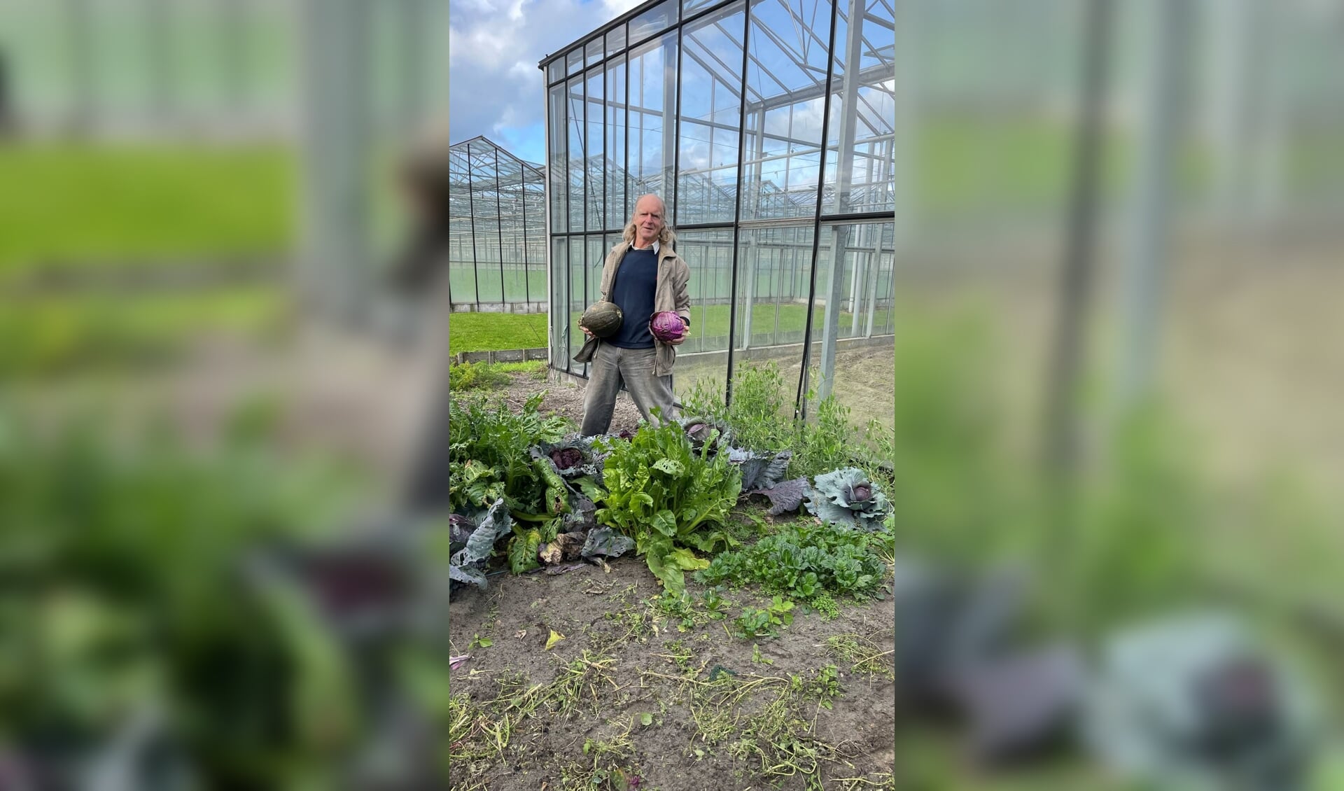 Peter Zuijderwijk in zijn moestuin in Monster.