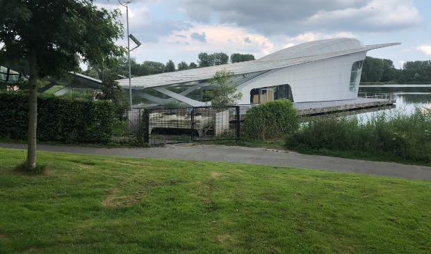 <p>Met het Paviljoen wilde de gemeente verwijzen naar het belang van de luchtvaart, landbouw en de polder; </p>