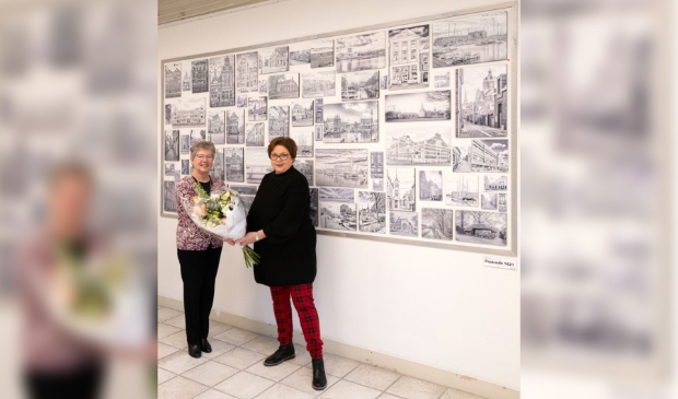 <p>Margreet Broeke (l) ontvangt een mooie bos bloemen uit handen van Expoost-coördinator Joke van der Meij. </p>