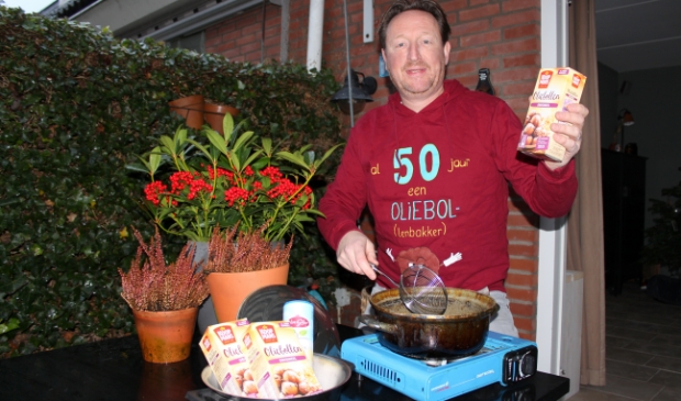 <p>Thuisbakker Mike Verweij gaat op Oudjaar zijn eigen oliebollen bakken, inmidddels een traditie.</p>