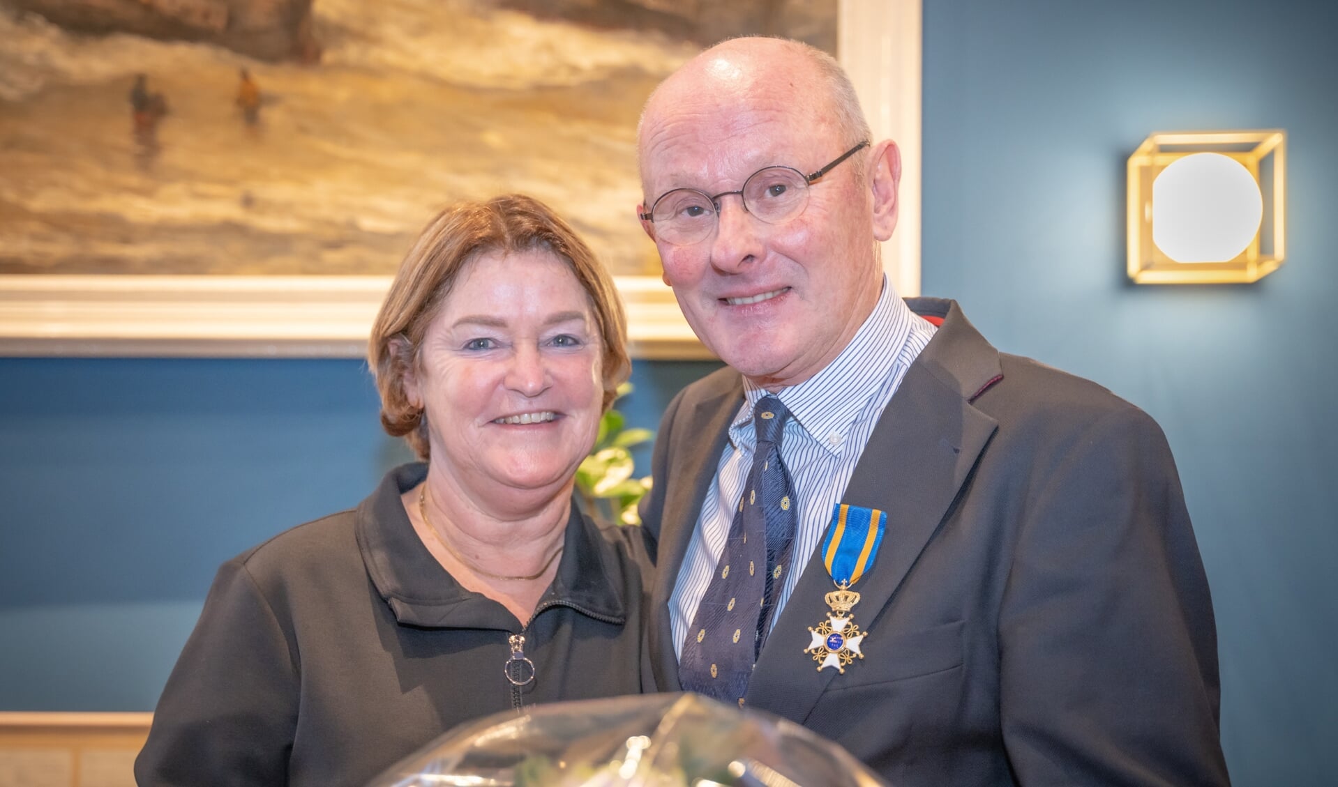  Robert André van Hulst met zijn vrouw is trots op zijn onderscheiding.