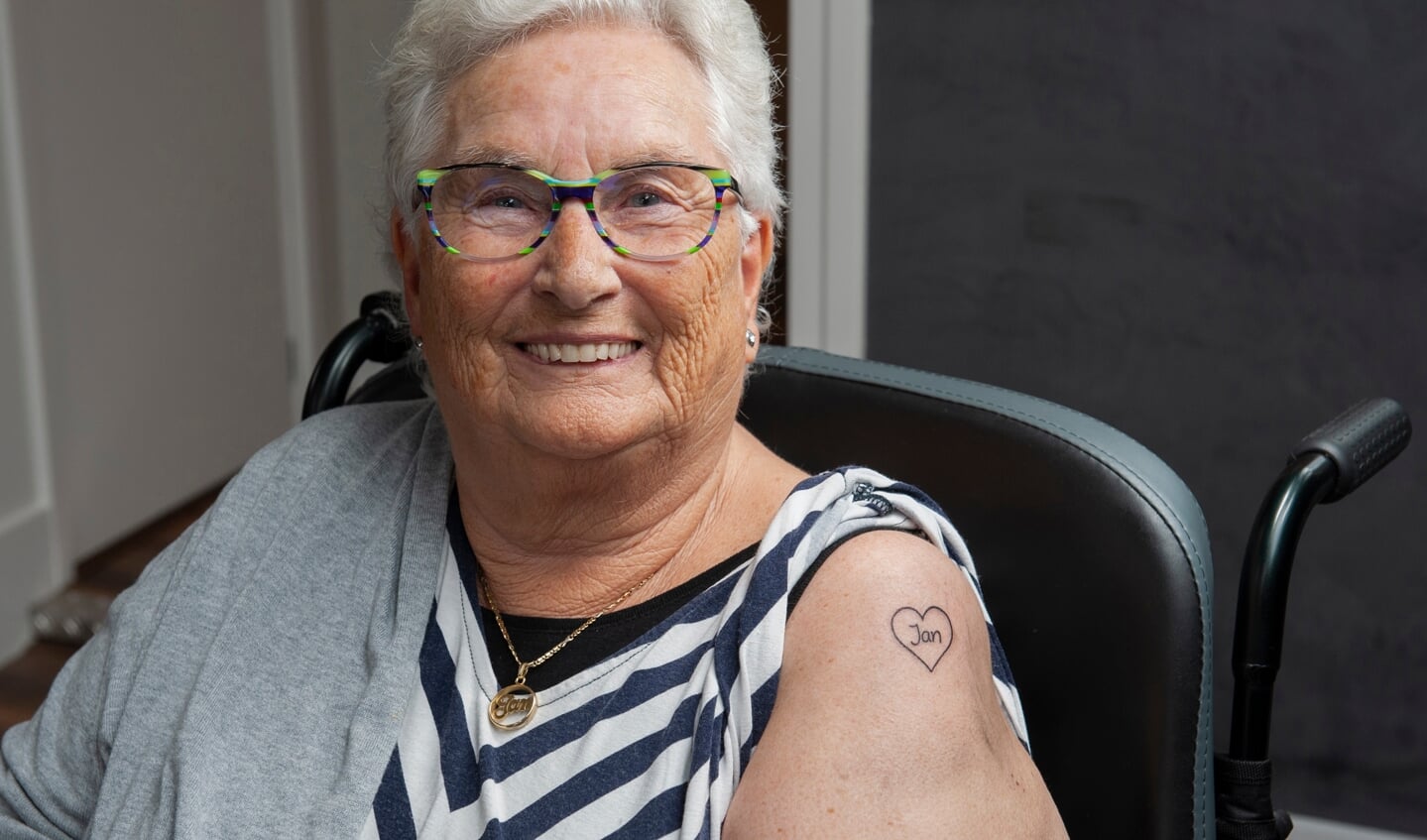 Trots toont mevrouw Hart haar tatoeage: een eerbetoon aan haar overleden echtgenoot.