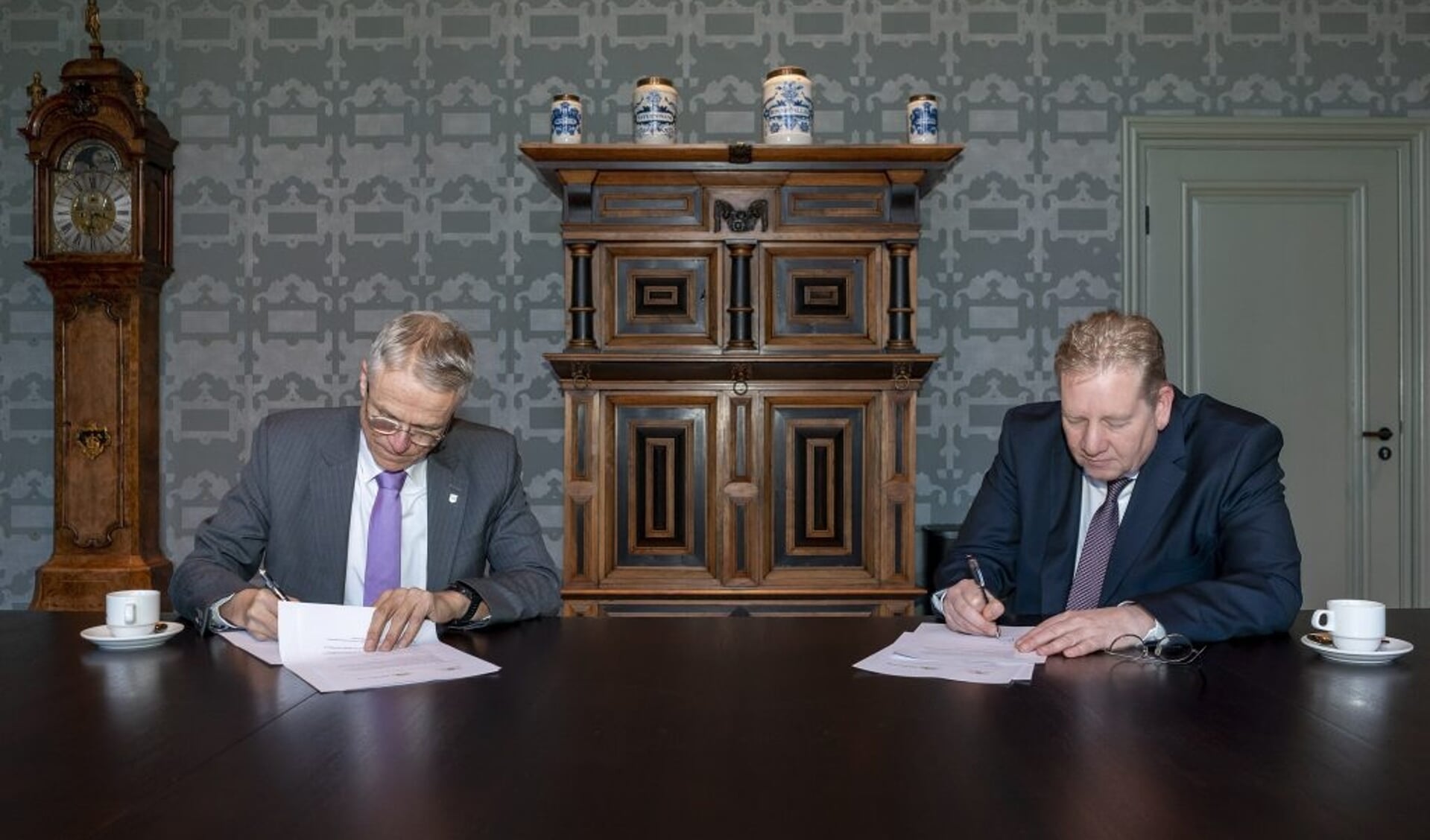 Ondertekening bestuursovereenkomst regionaal wooncentrum Picassolaan door wethouders Pieter Dijkman van Alkmaar (links) en Paul Slettenhaar van Castricum.