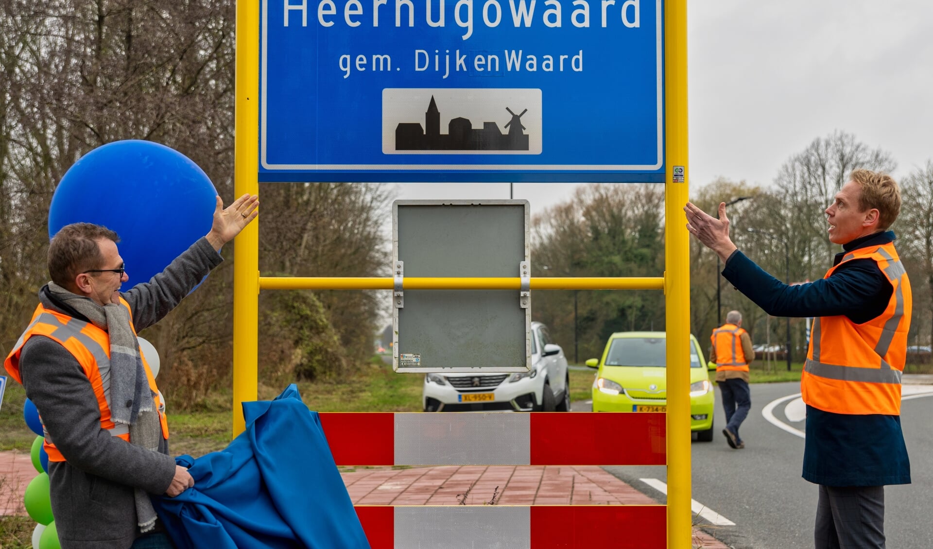 Wethouders Nils Langedijk (Openbare ruimte en Verkeer en vervoer gemeente Langedijk) en John Does (gemeente Heerhugowaard) onthulden samen het eerste kombord op de Karel van Manderstraat.