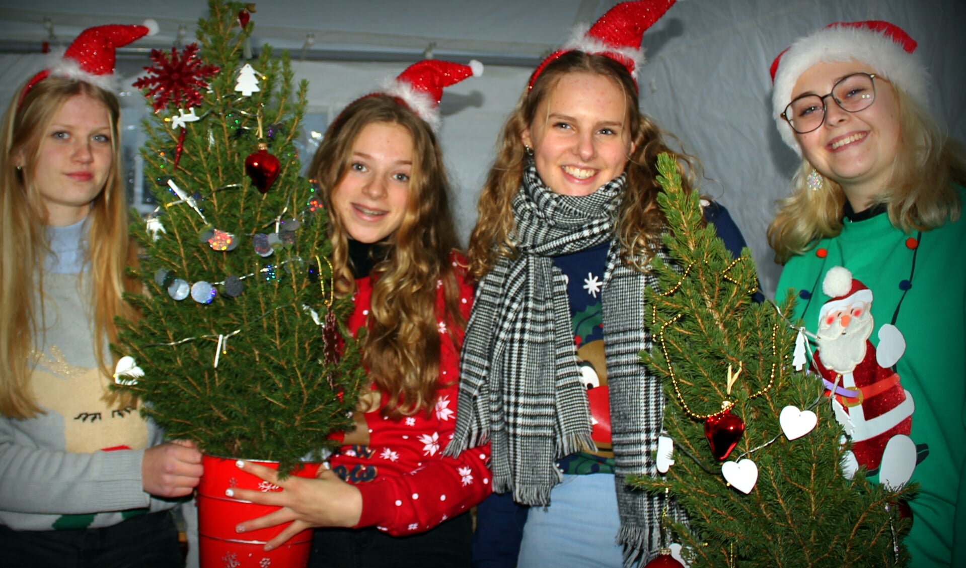 De dames van Blonde Kerst in hun kraam: vlnr Carlijn Kreft, Joëlle Harkes, Stella Smith en Jet de Haan.