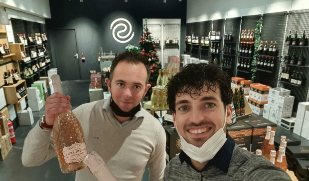 <p>Jorn (l) en Jeffrey adviseren je graag over de lekkerste wijnen.</p>