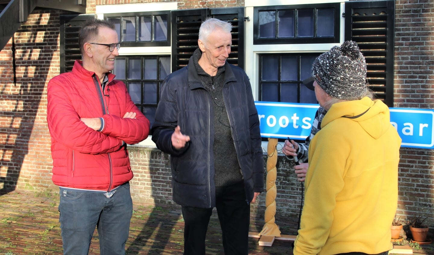 Harrie Vredevoort (l) en Piet Slooten (m) vertellen presentator Hugo Koeman over de bijzonderheden van de Eilandspoldertocht. (Foto: aangeleverd)