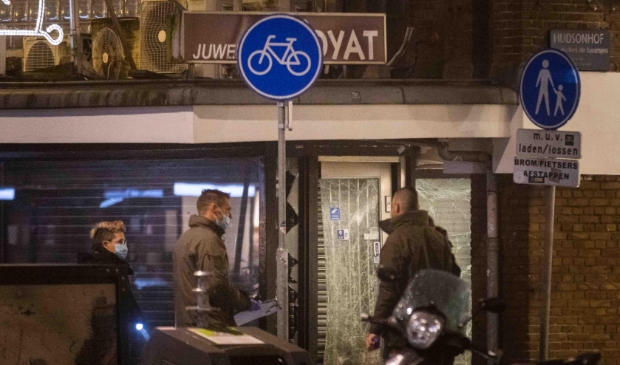 <p>Een juwelier op de Jan Evertsenstraat is zaterdagochtend opnieuw het doelwit geworden van een explosie.</p> 