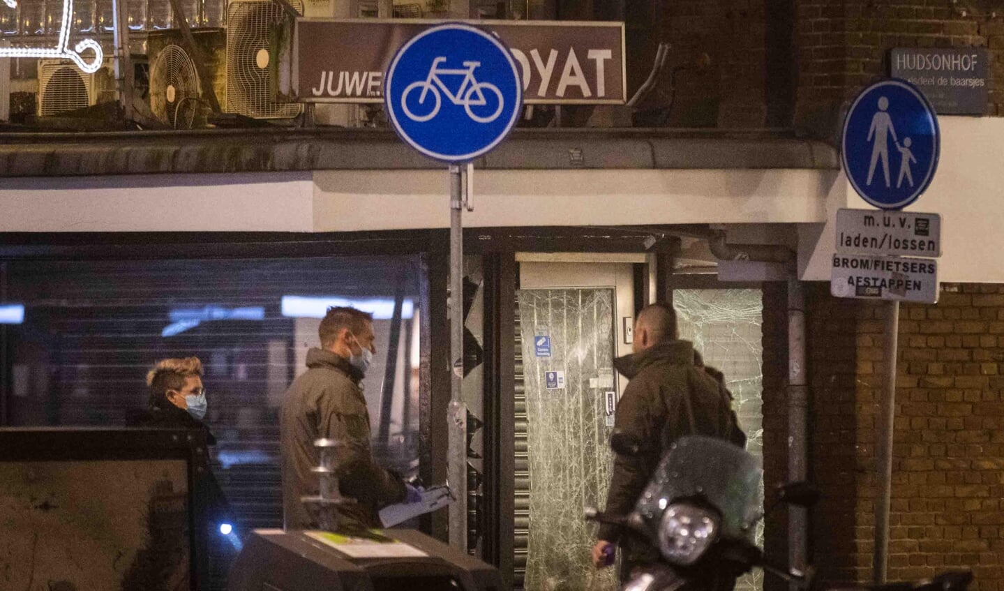 Een juwelier op de Jan Evertsenstraat is zaterdagochtend opnieuw het doelwit geworden van een explosie.