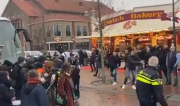 <p>Kick Out Zwarte Piet kwam afgelopen weekend onaangekondigd demonstreren in Volendam, tot groot ongenoegen van veel Volendammers.</p>